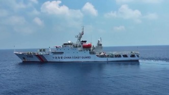 中国海警在南海黄岩岛海域成功开展海上救生训练