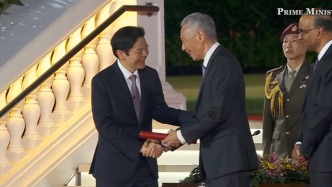 新加坡总理交接｜李显龙宣誓出任国务资政，与新晋总理黄循财微笑握手