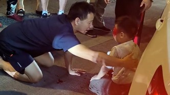 小男孩被撞压车底市民合力救出，一位体育老师“教科书”式跪地安抚