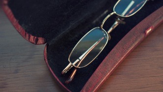 夜读丨不知不觉，我们就老花了