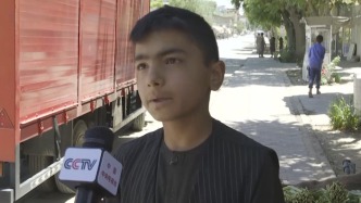 阿富汗小学生手推车上的求学梦：希望读书改变命运