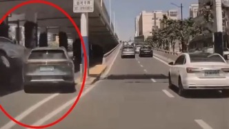 上海一车突然实线变道驶离高架上匝道，将另一车撞翻无人伤亡