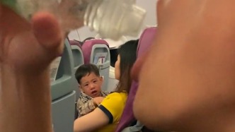宝宝坐飞机哭闹不止，小伙拿出“神器”隔空哄娃