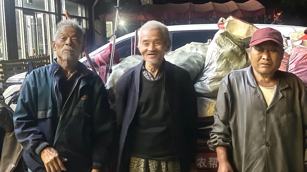 三位老人骑着三轮车从山东临沂出发爬泰山，往返仅用三天