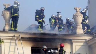 法国凡尔赛宫短暂失火，数百名游客被疏散