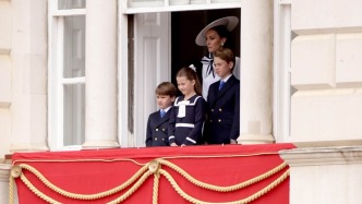 英王官方生日庆典，凯特王妃带病出席，万众聚焦下与儿子互动