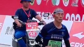 76岁老人赤脚跑完马拉松，虽然是最后一名但感动众人