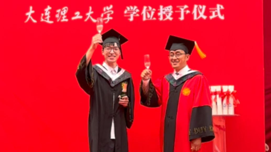 Cheers！男生拨穗时掏出香槟与副校长碰杯，纪念珍贵的大学时光