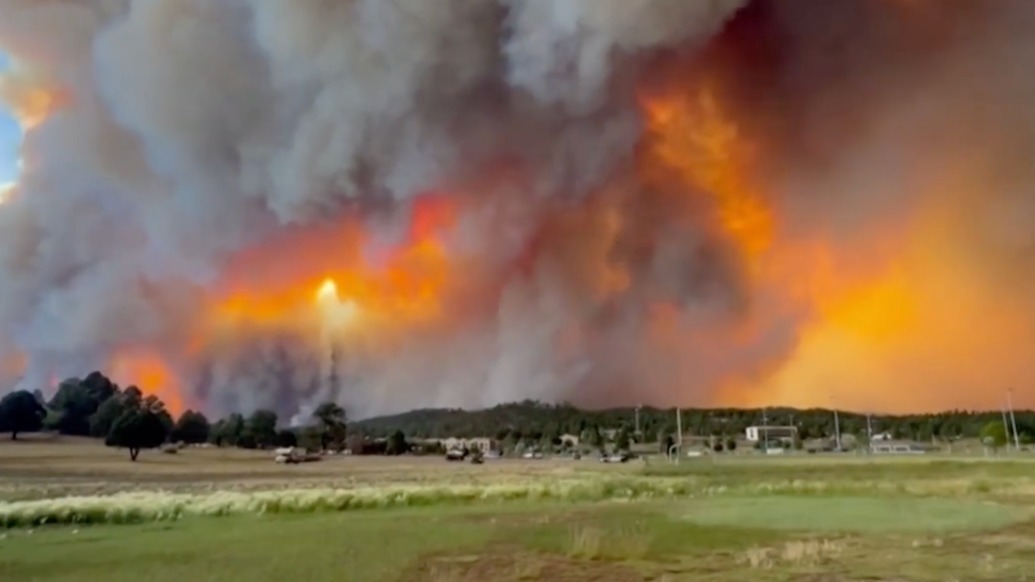 美国新墨西哥州野火肆虐，一小镇近8000人被紧急疏散