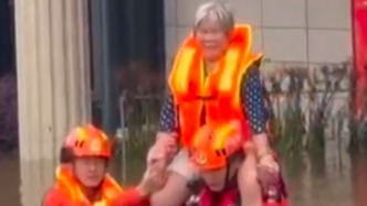 不要怕！消防员把老人扛在肩上，以身开路蹚过积水成功脱险