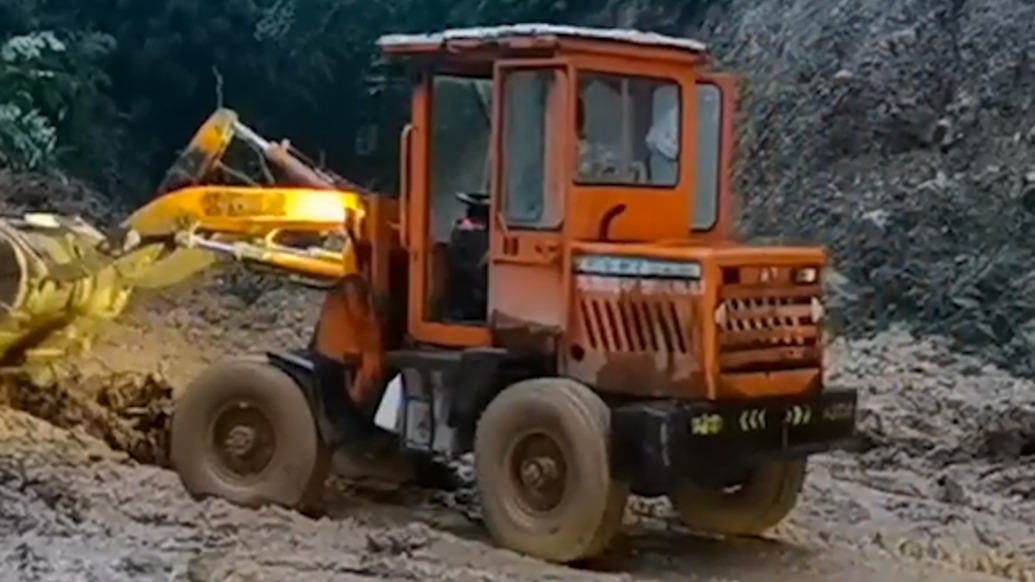 挖通“赶考路”的村民们获得奖金，共同决定将钱捐出用于救灾