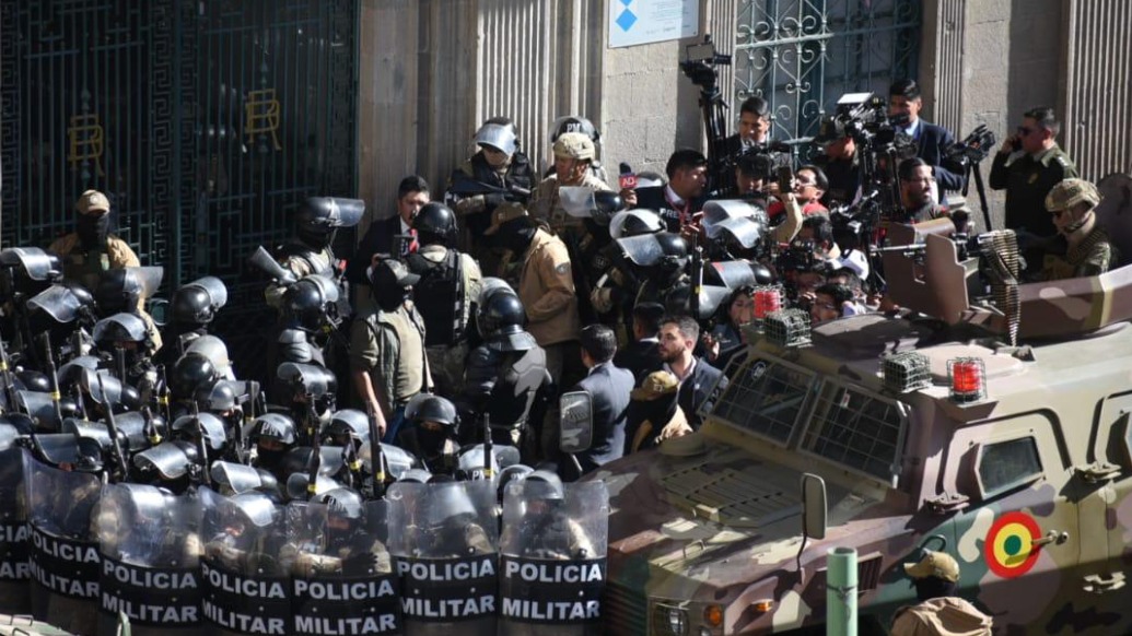 玻利维亚未遂政变细节曝光！装甲车冲撞、士兵包围、总统一招化解