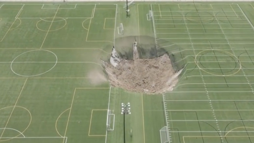 美国伊利诺伊州一球场突然塌陷，露出30米宽大坑
