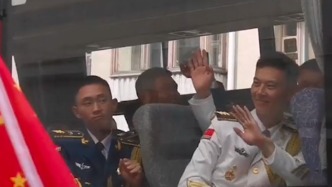 解放军仪仗队结束阅兵准备离开白俄罗斯，中国留学生唱歌送别