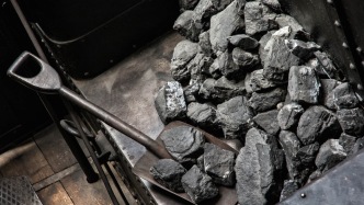 山煤国际上半年净利至少12.5亿元，同比降逾五成