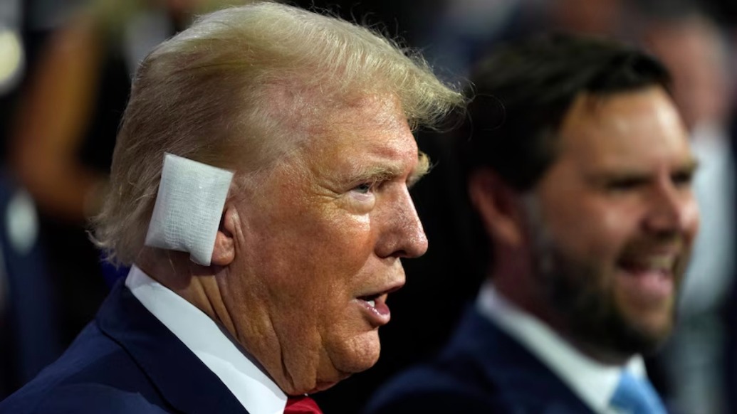 前白宫医生透露特朗普右耳伤情：打掉一点肉，流了很多血