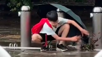 雨后路面积水小男孩徒手清理排水口，拍摄者：他掏了整条街