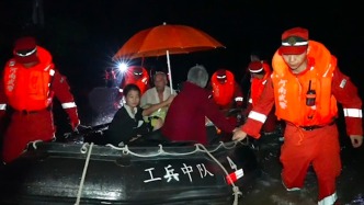 河南南阳发生洪水内涝，武警官兵深夜救援托起“生命之舟”