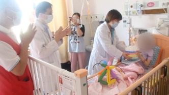 上海这间儿科病房里的生日快闪：小志愿者一曲《赛马》，思乡的患儿妈妈泪目了