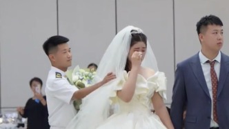 当兵的哥哥上一秒屏幕里送祝福，下一秒现身婚礼，新娘妹妹哭成“泪人”
