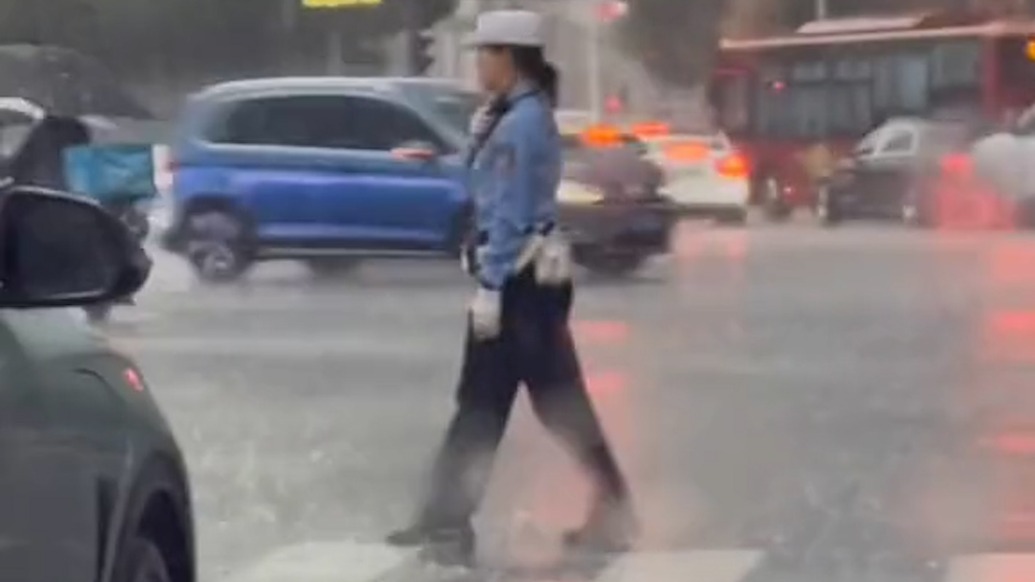 “认真工作的人都值得点赞”！上海女交警风雨中坚守岗位